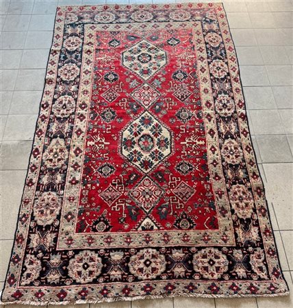 Tappeto Caucaso, recente manifattura. Disegno geometrico su fondo rosso e bordu