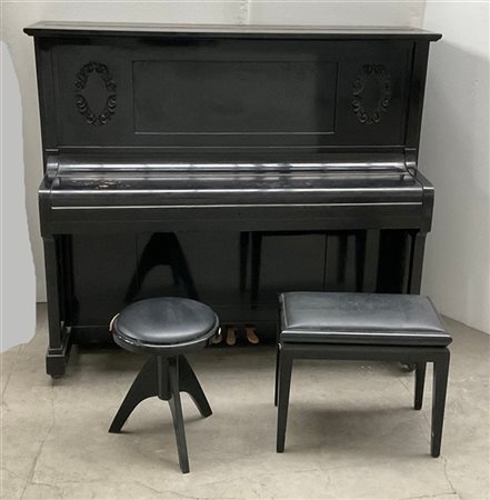 ED SEILER
Pianoforte verticale con cassa a finitura in lacca nera. Germania, an