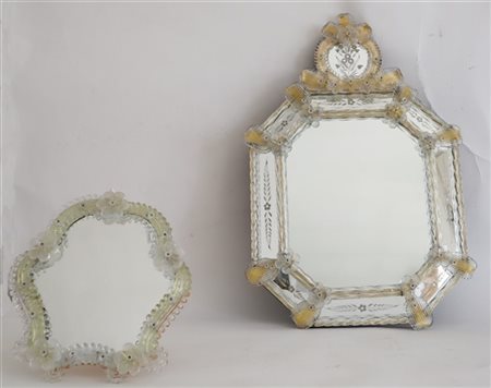 Manifattura di Murano. Lotto composto da una specchiera da muro e una da tavolo