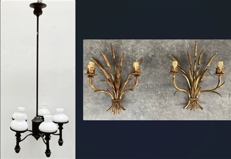 Lotto composto da una coppia di appliques a due fiamme in metallo dorato con de