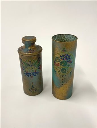 Lotto composto da due vasi di cui uno con coperchio in vetro decorato in policr