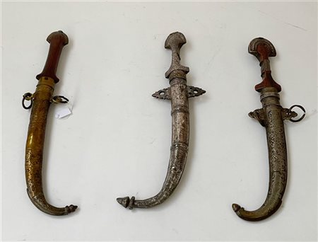 Lotto composto da tre Kumye, Nord Africa - Marocco, del secolo XIX. Impugnature