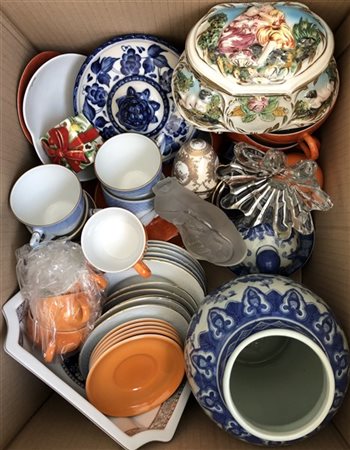 Cartone contenente numerosi oggetti in porcellana e ceramica di diverse manifat