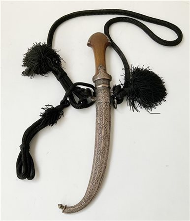 Elegante Kumya, Marocco, secolo XIX. Impugnatura in legno di palma ed inserti i