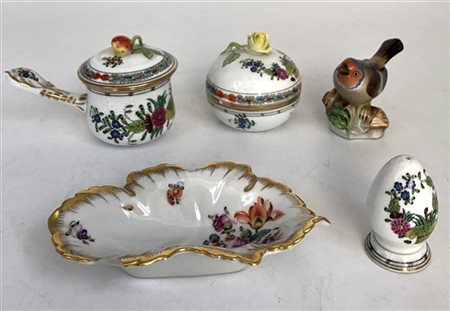 Manifattura di Herend-Hungary. Lotto composto da cinque diversi oggetti in porc