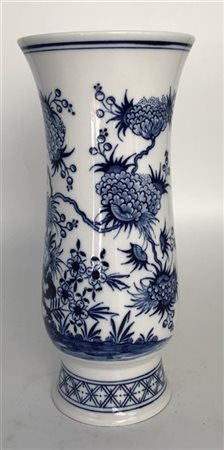 Manifattura di Meissen. Vaso a balaustro in porcellana decorata nei toni del bl