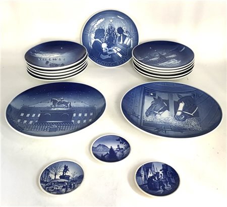 Manifattura danese. Lotto composto da sedici piatti in porcellana con decoro in