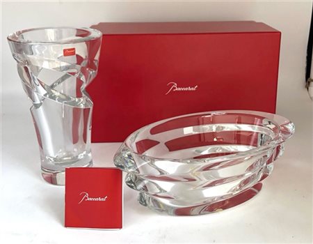 Manifattura di Baccarat. Lotto composto da un vaso in cristallo traforato ed un