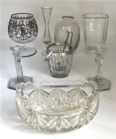 Cartone contenente diversi oggetti in vetro e cristallo di diverso uso e decoro