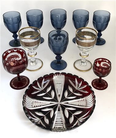 Cartone contenente diversi oggetti in vetro di manifatture e decori diversi, pe