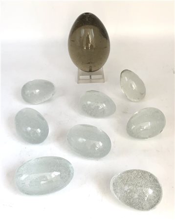 Lotto composto da otto uova in cristallo massiccio e incolore e uno piu grande