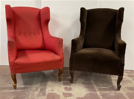 Lotto composto da due poltrone con piedi anteriori intagliati e terminanti a ri