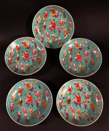 Cinque piatti in porcellana policroma a fondo turchese decorati con motivo di c