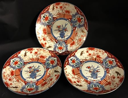 Tre grandi piatti in porcellana policroma decorati con vaso centrale e motivi f