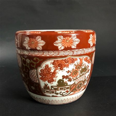 Piccolo cachepot in porcellana policroma kutani, alla base etichetta Levigne Mi