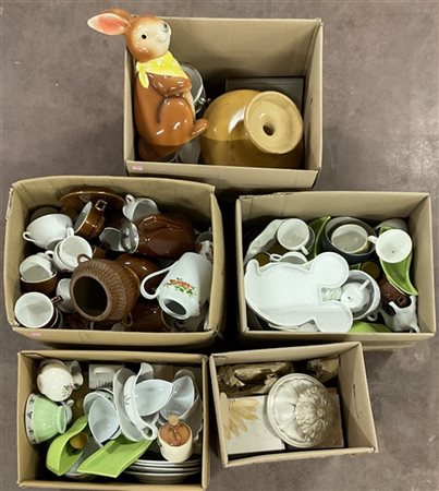 Lotto composto da cinque cartoni contenenti oggetti, parti di servizi e piastre