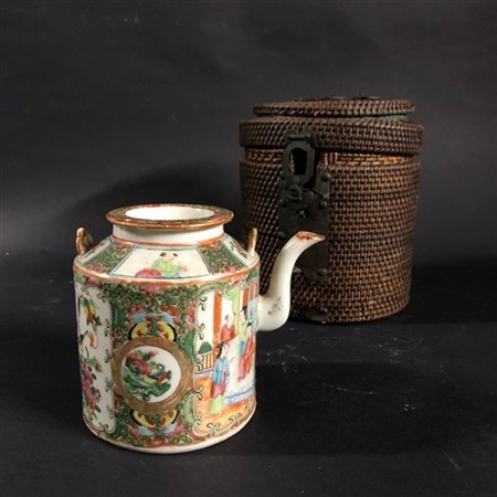 Teiera in porcellana policroma Canton con contenitore per trasporto in midollin