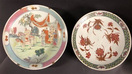 Due piatti in porcellana policroma Famiglia Rosa