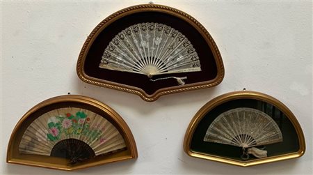 Lotto composto da tre diversi antichi ventagli, due con stecche in osso e uno c