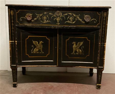 Credenza ad un cassetto sottopiano e due ante convesse in legno interamente lac