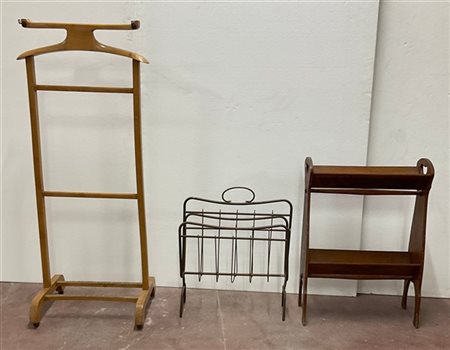 Lotto composto da due portariviste ed un servomuto da camera, in legno e metall