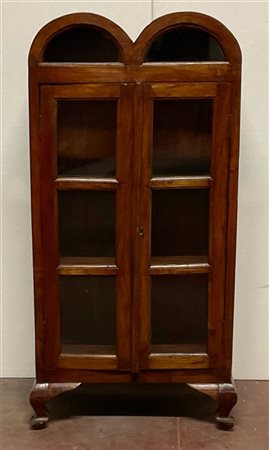 Vetrina in legno tinto a due ante e sommità a doppia centinatura, piedi a volut