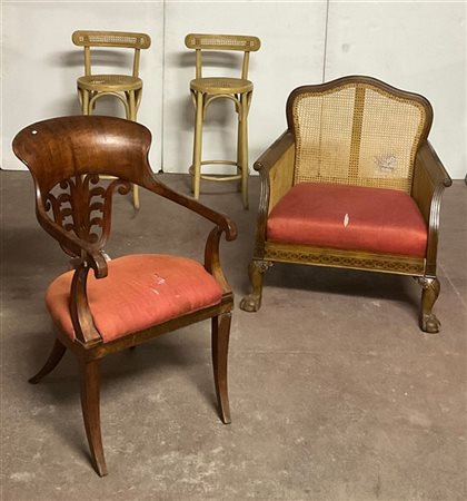 Lotto composto da una poltrona in legno intagliato di forma sagomata con seduta