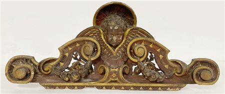 Antico fregio in legno intagliato e dorato centrato da testa di cherubino tra v
