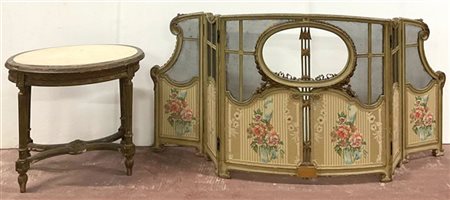 Paravento in legno intagliato, dipinto e dorato con inserti in rete metallica,