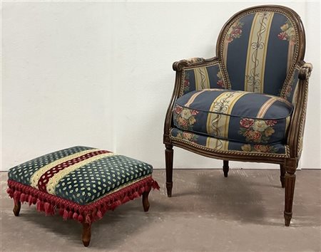 Lotto composto da una poltrona di forma mossa in legno intagliato con braccioli