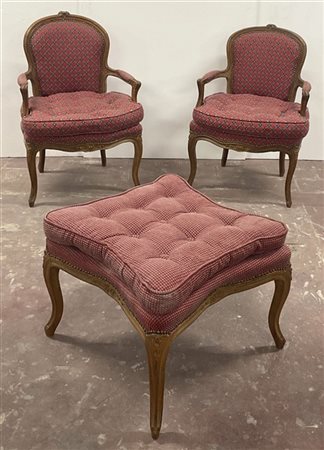 Coppia di poltrone di forma mossa in legno intagliato con schienale, braccioli