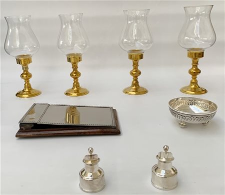 Lotto composto da quattro portacandele in ottone dorato con paralume in vetro,