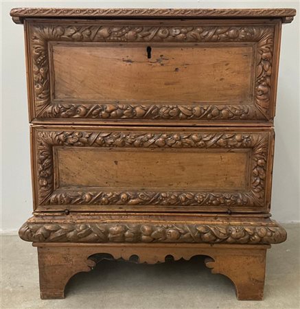 Antico mobiletto in legni vari con fronte a doppia pannellatura e bordura intag