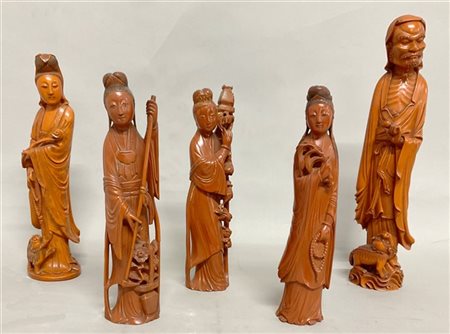 Cinque diverse figure orientali in resina
Cina, secolo XX
(h. max cm 35)