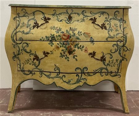 Cassettone di forma bombata dipinto a fiori in policromia. Piano in finto marmo