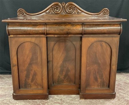 Sideboard in mogano e piuma di mogano con fronte concavo a tre ante con ripiani