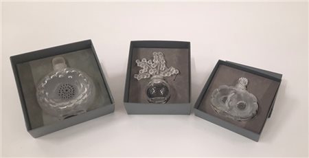 Lalique Lotto composto tra tre boccette per profumo in vetro. Francia, anni '90.