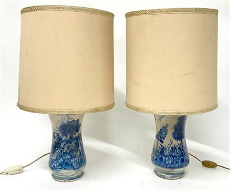 Coppia di antichi albarelli in maiolica con decoro monocromo blu con figura ent