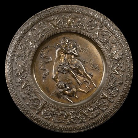 Grande piatto in metallo decorato nella falda a personaggi con cornucopie, volu