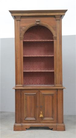 Mobile a due corpi in noce con parte inferiore a due battenti e piedi a mensola