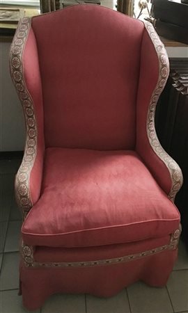 Poltrona imbottita ricoperta in tessuto color salmone e profili ricamati (difet