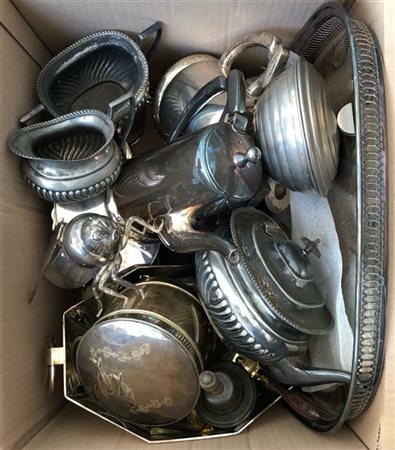 Cartone contenente numerosi oggetti in metallo argentato e altri materiali di u