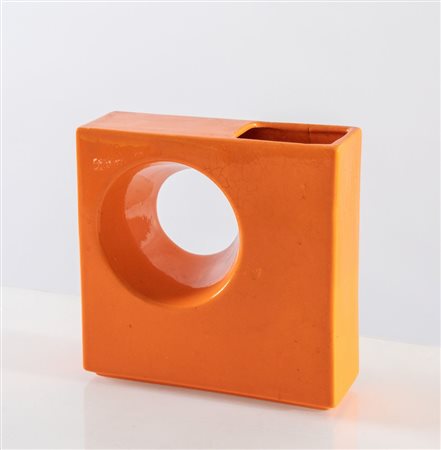 Vaso in ceramica smaltata. Lievi difetti. Prod. Italia, 1970 ca. Cm 21,5x7x22