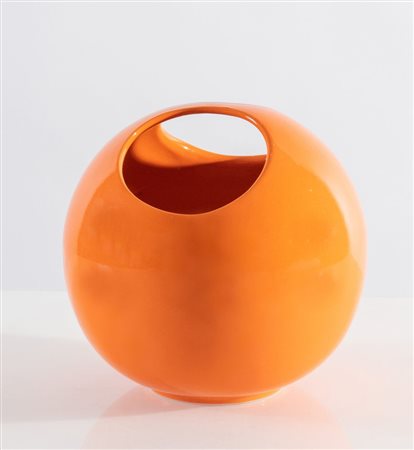 Vaso in ceramica smaltata. Prod. Italia, 1970 ca. Cm 18x18x18