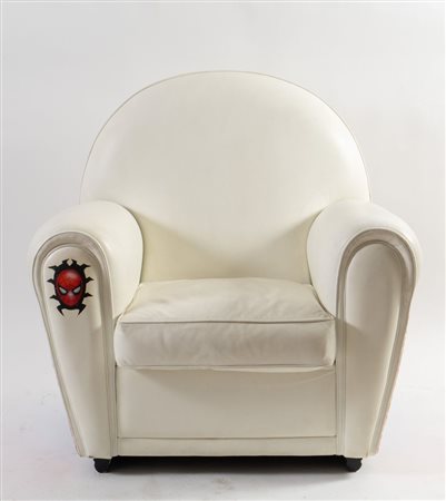 Poltrona con struttura in legno e rivestita in ecopelle. Lievi difetti. Prod....