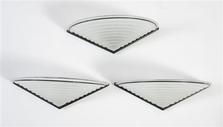 Tre lampade da parete con struttura in metallo verniciato e paralume in vetro...