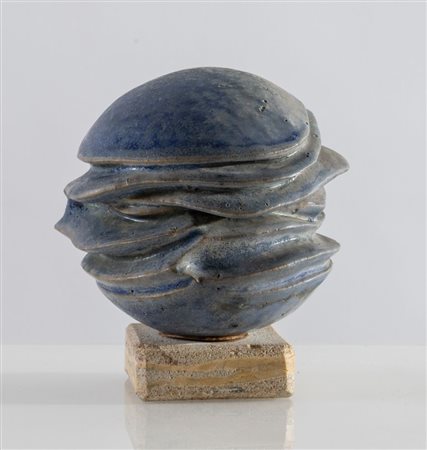 CARLO ZAULI Sfera in ceramica con base in granito. Firma dell'artista. Prod....