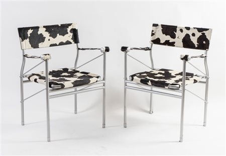 Coppia di poltroncine pieghevoli con struttura in metallo e seduta in pelle. Prod. Italia,...