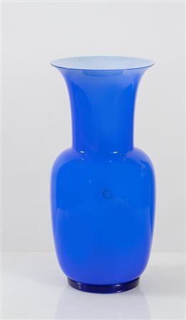 PAOLO VENINI Vaso in vetro soffiato modello 'Opalino'. Firma del produttore....