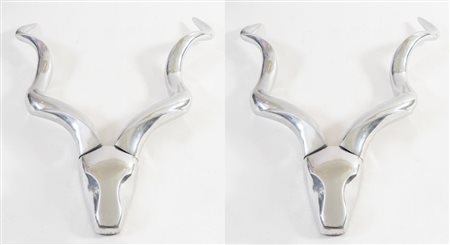 Coppia di sculture da parete in metallo. Prod. Italia, 1980 ca. Cm 120x58x13